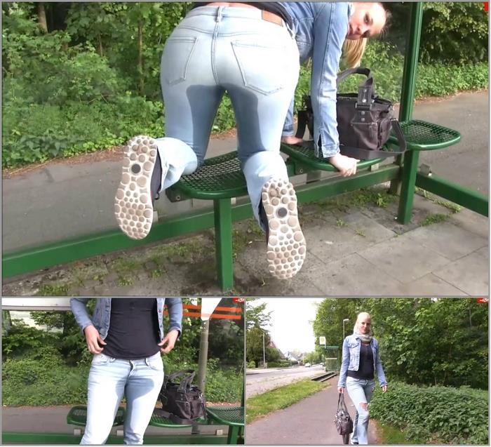 LaraCumkitten Public Jeans Piss At The Bus Stop MDH L