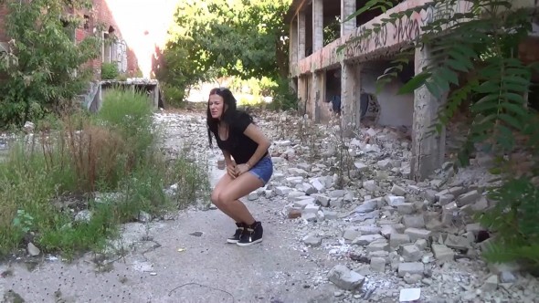Outdoor desperation and thrilling pee in ruins-0-01-44-398